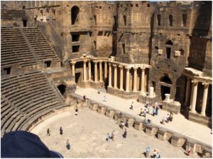 Bosra: teatro romano (I sec. d.C.) e cittadella ayyubide in alto