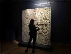 il rilievo assiro del genio alato da Nimrud prima della vendita di Christie’s il 30 ottobre scorso a New York.