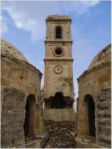 Il campanile dell’Orologio in stato di crollo in una foto da Mosul Eye