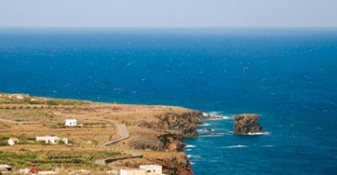 Ustica e il villaggio del Faraglione