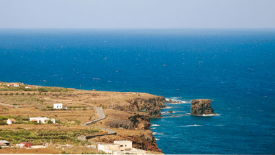 Ustica e il villaggio del Faraglione