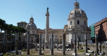 Roma: il tempio dei divi Traiano e Plotina