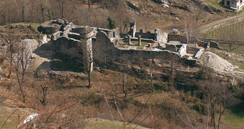 Serravalle: un castello tra cultura alpina e lombarda