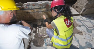 Archeologi a lavoro nell'area di scavo a Ponte Milvio