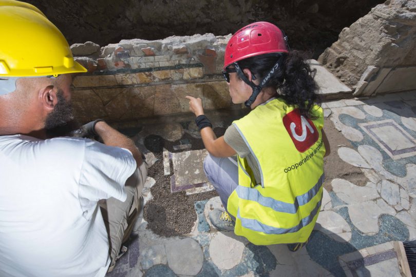 Archeologi a lavoro nell'area di scavo a Ponte Milvio