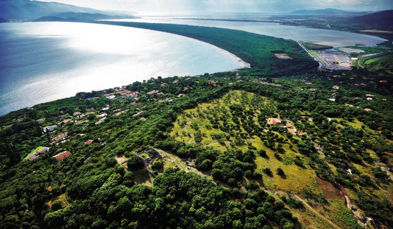 Il colle di Cosa/Ansedonia, con il capitolium sull’Arce e la vasta area archeologica