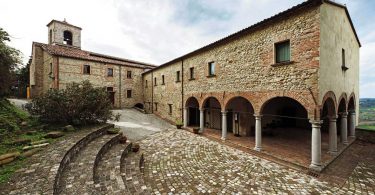 La roccaforte fatta costruire dai Malatesta (XIII-XV sec.) sul punto più elevato e scosceso della rupe di Verucchio a dominio della parte finale della Valmarecchia.