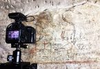 Colosseo: una croce e due lettere romane