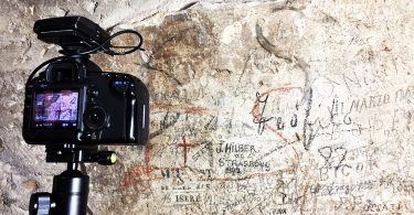 Colosseo: una croce e due lettere romane