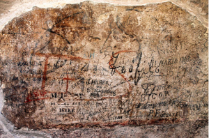 Colosseo: una croce e due lettere romane